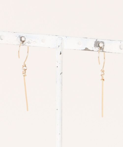 tone(トーン)の「【kare】【両耳用】ゴールド 華奢 ショート バーピアス(ピアス(両耳用)・レディース・ゴールド・FREE)」の3枚目の写真