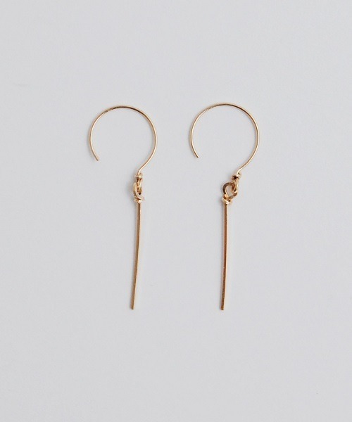 tone(トーン)の「【kare】【両耳用】ゴールド 華奢 ショート バーピアス(ピアス(両耳用)・レディース・ゴールド・FREE)」の1枚目の写真