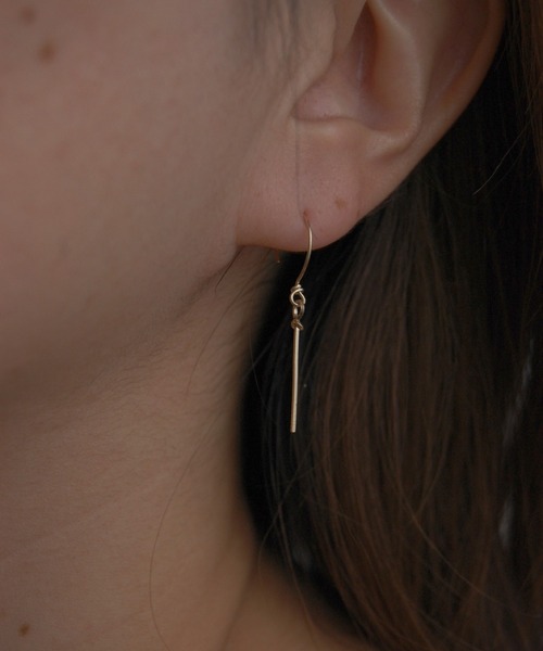 tone(トーン)の「【kare】【両耳用】ゴールド 華奢 ショート バーピアス(ピアス(両耳用)・レディース・ゴールド・FREE)」の2枚目の写真