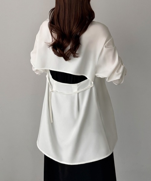 Louere(ルエレ)の「バックオープンシャツ(シャツ/ブラウス・レディース・ホワイト/ブラック/ブルー・SMALL/MEDIUM/LARGE/X-LARGE)」の4枚目の写真
