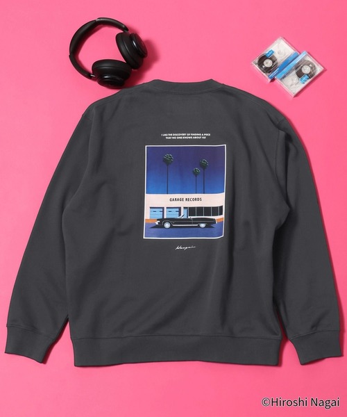GLOBAL WORK(グローバルワーク)の「永井博コラボ/スウェットプルオーバー/601527(Tシャツ/カットソー・メンズ・ダークブラウン/その他2/グレー系その他4/ダークグレー/その他1/ブラック・LARGE/SMALL/MEDIUM)」の2枚目の写真