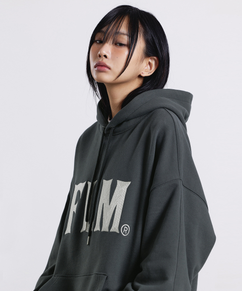 F.ILLUMINATE(フィルミネイト)の「FLM スティッチロゴフードパーカー-チャコール(パーカー・レディース・その他・SMALL/MEDIUM/LARGE)」の3枚目の写真