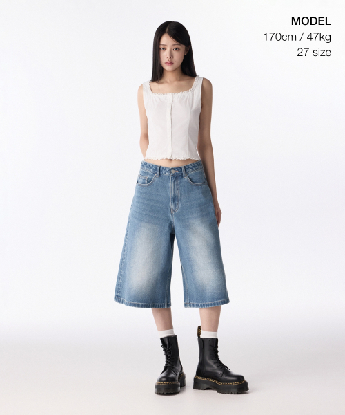 MUSINSA STANDARD WOMAN（ムシンサスタンダードウーマン）の「ウィメンズビッグブラシワイドバミューダデニムパンツ[ライトインディゴ]（デニムパンツ・レディース・その他・25/26/24/28/29/27/30）」の2枚目の写真