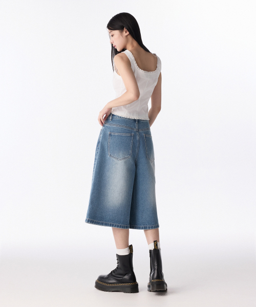 MUSINSA STANDARD WOMAN（ムシンサスタンダードウーマン）の「ウィメンズビッグブラシワイドバミューダデニムパンツ[ライトインディゴ]（デニムパンツ・レディース・その他・25/26/24/28/29/27/30）」の3枚目の写真
