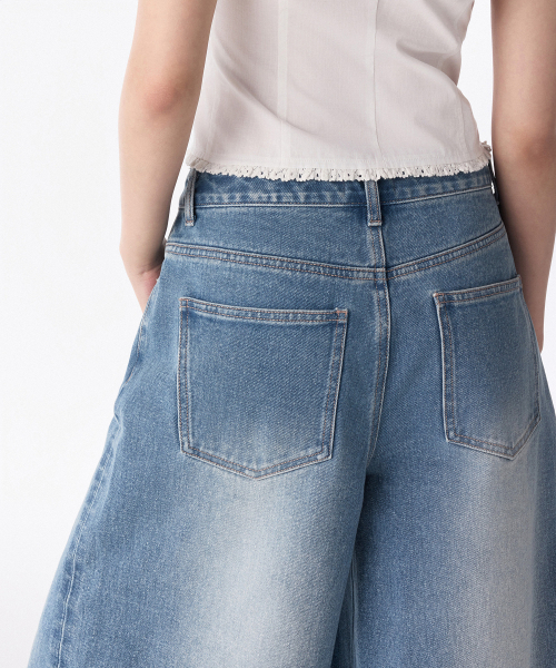 MUSINSA STANDARD WOMAN（ムシンサスタンダードウーマン）の「ウィメンズビッグブラシワイドバミューダデニムパンツ[ライトインディゴ]（デニムパンツ・レディース・その他・25/26/24/28/29/27/30）」の6枚目の写真