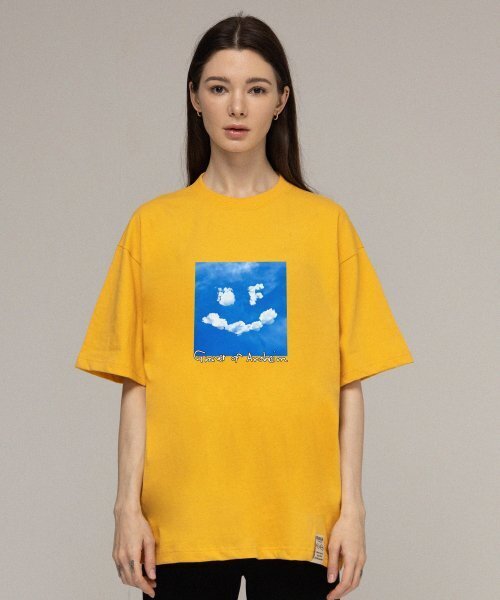 GRAVER（グレーバー）の「[ユニセックス]ドローイングスマイルクラウドロゴ半袖Tシャツ_マスタード（Tシャツ/カットソー・レディース・マスタード・LARGE/MEDIUM/SMALL/X-LARGE）」の2枚目の写真