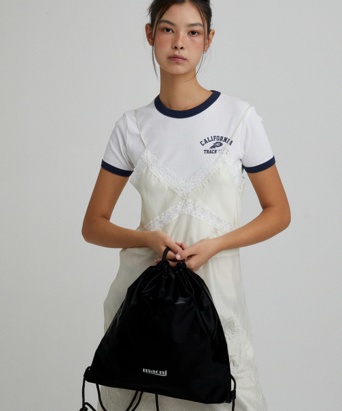MACNI(マクニ)の「DRAWSTRING GLOSSY BACKPACK BLACK(バックパック/リュック・レディース・その他・FREE)」の1枚目の写真