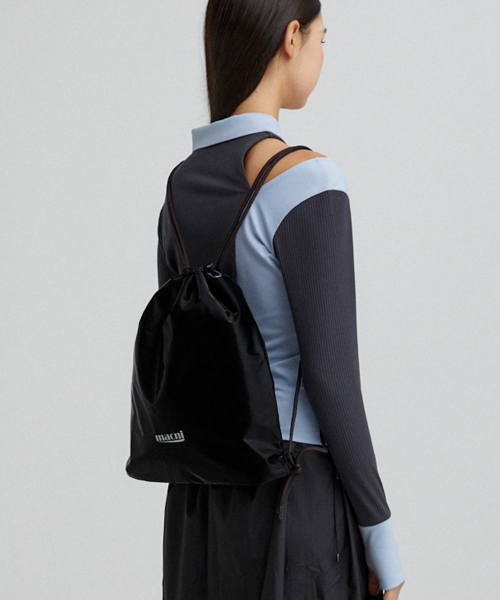 MACNI(マクニ)の「DRAWSTRING GLOSSY BACKPACK BLACK(バックパック/リュック・レディース・その他・FREE)」の3枚目の写真