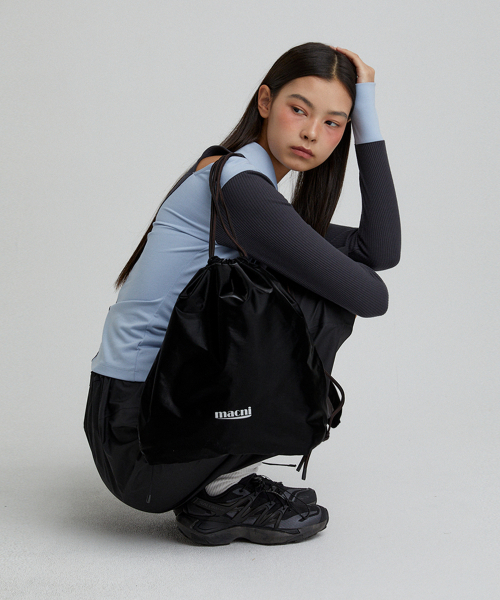 MACNI(マクニ)の「DRAWSTRING GLOSSY BACKPACK BLACK(バックパック/リュック・レディース・その他・FREE)」の4枚目の写真