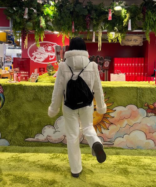MACNI(マクニ)の「DRAWSTRING GLOSSY BACKPACK BLACK(バックパック/リュック・レディース・その他・FREE)」の5枚目の写真