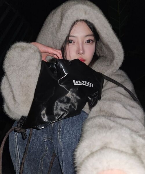 MACNI(マクニ)の「DRAWSTRING GLOSSY BACKPACK BLACK(バックパック/リュック・レディース・その他・FREE)」の8枚目の写真