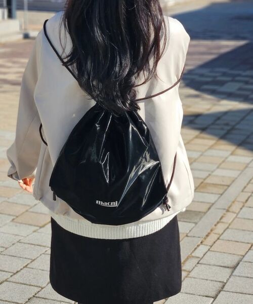 MACNI(マクニ)の「DRAWSTRING GLOSSY BACKPACK BLACK(バックパック/リュック・レディース・その他・FREE)」の9枚目の写真