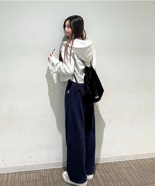 MACNI(マクニ)の「DRAWSTRING GLOSSY BACKPACK BLACK(バックパック/リュック・レディース・その他・FREE)」の13枚目の写真