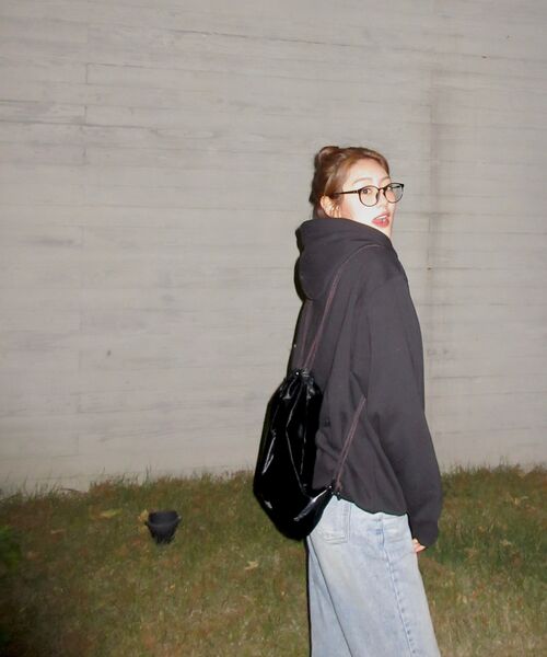 MACNI(マクニ)の「DRAWSTRING GLOSSY BACKPACK BLACK(バックパック/リュック・レディース・その他・FREE)」の15枚目の写真