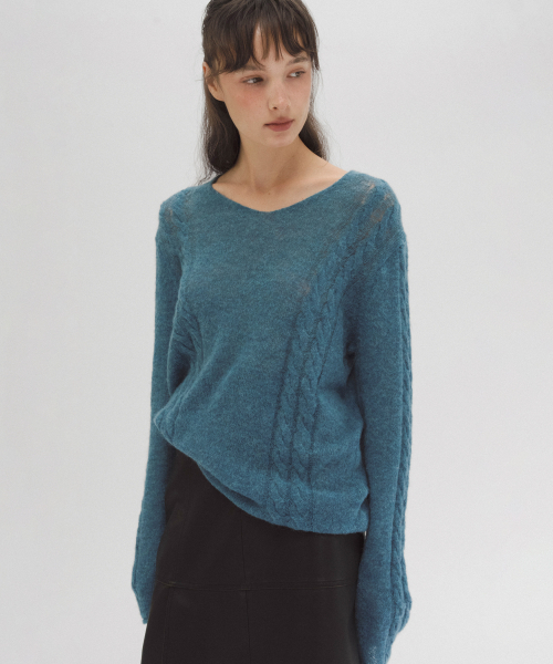 ANDNEEDS(アンドニーズ)の「Deep v-neck cable knit (blue)(ニット/セーター・レディース・その他・FREE)」の2枚目の写真