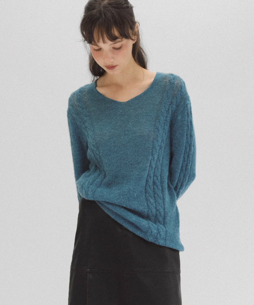ANDNEEDS(アンドニーズ)の「Deep v-neck cable knit (blue)(ニット/セーター・レディース・その他・FREE)」の3枚目の写真