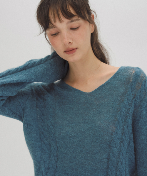 ANDNEEDS(アンドニーズ)の「Deep v-neck cable knit (blue)(ニット/セーター・レディース・その他・FREE)」の4枚目の写真
