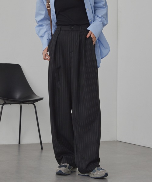 MONO-MART（モノマート）の「【anyway.シリーズ】とろみワイドタックバレル（洗える・速乾）パンツ〈セットアップ対応〉（スラックス・レディース・ダークブラウン/グレー系/グレー/ブラック系/ダークグレー/アイボリー/グレイッシュベージュ/ブラック・L/M/S）」の3枚目の写真