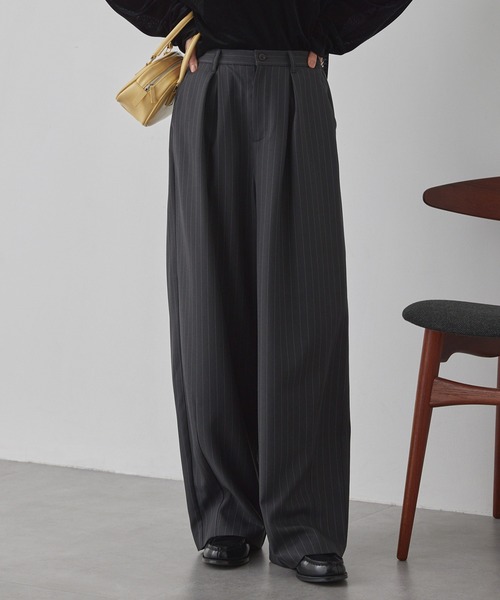 MONO-MART（モノマート）の「【anyway.シリーズ】とろみワイドタックバレル（洗える・速乾）パンツ〈セットアップ対応〉（スラックス・レディース・ダークブラウン/グレー系/グレー/ブラック系/ダークグレー/アイボリー/グレイッシュベージュ/ブラック・L/M/S）」の6枚目の写真