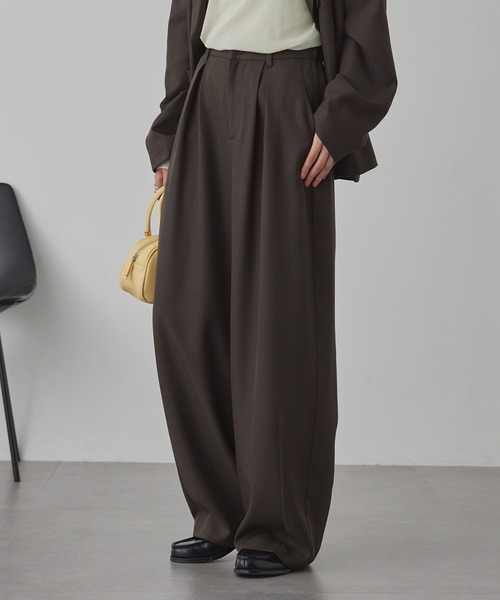 MONO-MART（モノマート）の「【anyway.シリーズ】とろみワイドタックバレル（洗える・速乾）パンツ〈セットアップ対応〉（スラックス・レディース・ダークブラウン/グレー系/グレー/ブラック系/ダークグレー/アイボリー/グレイッシュベージュ/ブラック・L/M/S）」の7枚目の写真