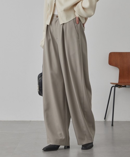 MONO-MART（モノマート）の「【anyway.シリーズ】とろみワイドタックバレル（洗える・速乾）パンツ〈セットアップ対応〉（スラックス・レディース・ダークブラウン/グレー系/グレー/ブラック系/ダークグレー/アイボリー/グレイッシュベージュ/ブラック・L/M/S）」の8枚目の写真