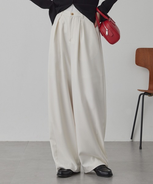 MONO-MART（モノマート）の「【anyway.シリーズ】とろみワイドタックバレル（洗える・速乾）パンツ〈セットアップ対応〉（スラックス・レディース・ダークブラウン/グレー系/グレー/ブラック系/ダークグレー/アイボリー/グレイッシュベージュ/ブラック・L/M/S）」の2枚目の写真