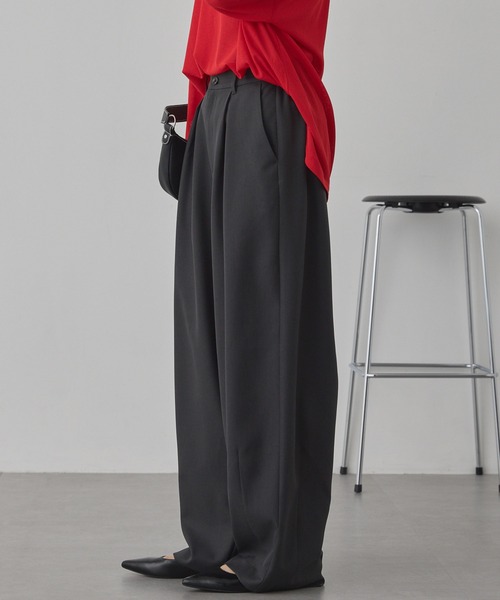 MONO-MART（モノマート）の「【anyway.シリーズ】とろみワイドタックバレル（洗える・速乾）パンツ〈セットアップ対応〉（スラックス・レディース・ダークブラウン/グレー系/グレー/ブラック系/ダークグレー/アイボリー/グレイッシュベージュ/ブラック・L/M/S）」の15枚目の写真