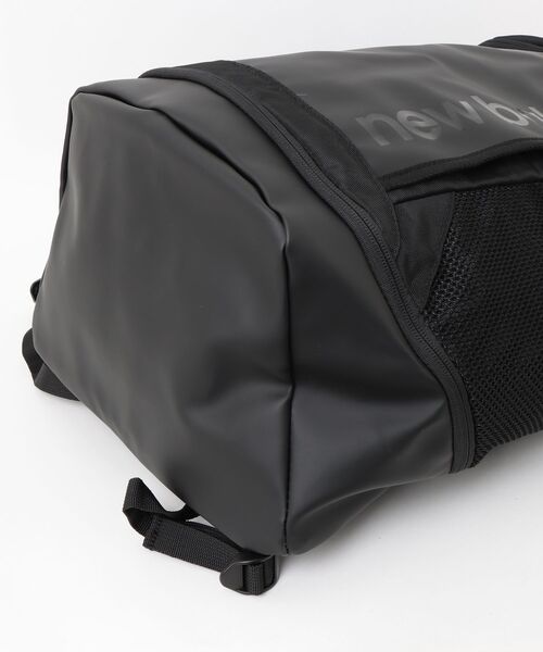 NEW BALANCE(ニューバランス)の「トップローディングバックパック35L(バックパック/リュック・メンズ・ブラック×ゴールド/ブラック×ホワイト/ブラック・ONE SIZE)」の4枚目の写真