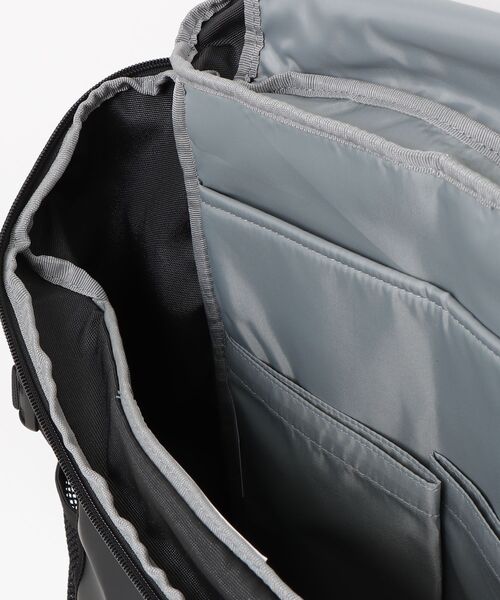 NEW BALANCE(ニューバランス)の「トップローディングバックパック35L(バックパック/リュック・メンズ・ブラック×ゴールド/ブラック×ホワイト/ブラック・ONE SIZE)」の5枚目の写真