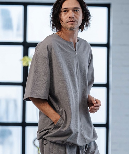 CAMBIO（カンビオ）の「mt10185-Stretch Seersucker Zip Henley Neck Short Sleeve Pullover 半袖プルオーバー(S65226cmb)（Tシャツ/カットソー・メンズ・ブラック/ベージュ/ネイビー/グレー・S/M/L）」の3枚目の写真