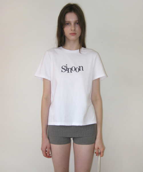 SINOON(シヌーン)の「Sinoon Signature Logo T-Shirts (White)(Tシャツ/カットソー・レディース・ホワイト・M/S)」の1枚目の写真