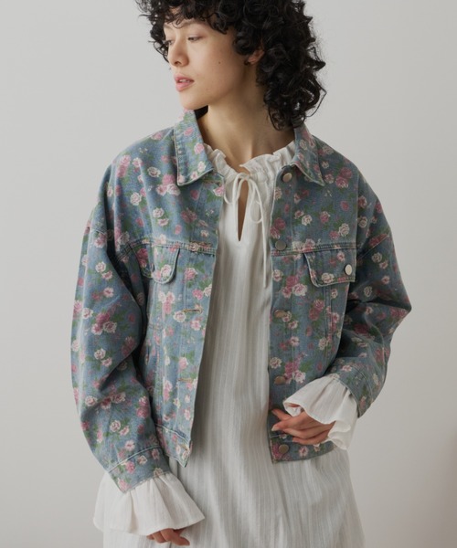 Libra Cue（リブラ キュー）の「フラワープリントデニムジャケット（デニムジャケット・レディース・ブルー・FREE）」の3枚目の写真