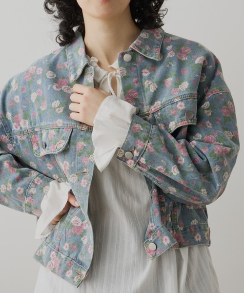 Libra Cue（リブラ キュー）の「フラワープリントデニムジャケット（デニムジャケット・レディース・ブルー・FREE）」の2枚目の写真