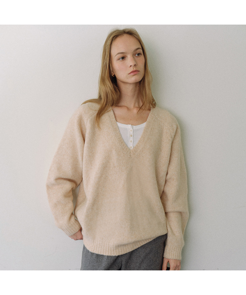 URAGO(ユラーゴ)の「Alpaca wool V-neck knit(ニット/セーター・レディース・ベージュ/ブラウン/ライトグレー/オリーブ・FREE)」の3枚目の写真
