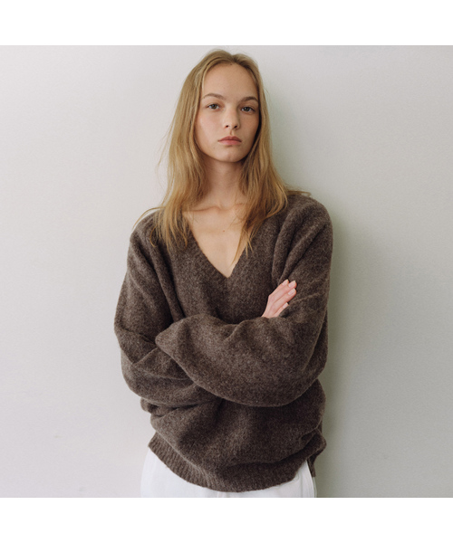 URAGO(ユラーゴ)の「Alpaca wool V-neck knit(ニット/セーター・レディース・ベージュ/ブラウン/ライトグレー/オリーブ・FREE)」の1枚目の写真