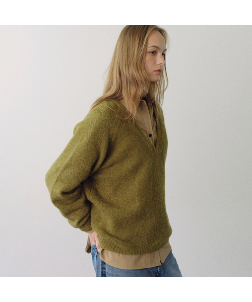 URAGO(ユラーゴ)の「Alpaca wool V-neck knit(ニット/セーター・レディース・ベージュ/ブラウン/ライトグレー/オリーブ・FREE)」の4枚目の写真