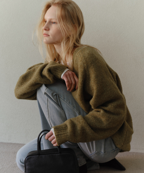 URAGO(ユラーゴ)の「Alpaca wool V-neck knit(ニット/セーター・レディース・ベージュ/ブラウン/ライトグレー/オリーブ・FREE)」の5枚目の写真