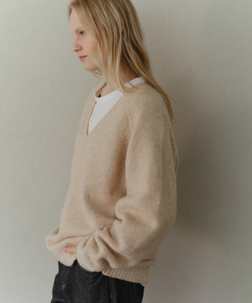 URAGO(ユラーゴ)の「Alpaca wool V-neck knit(ニット/セーター・レディース・ベージュ/ブラウン/ライトグレー/オリーブ・FREE)」の6枚目の写真