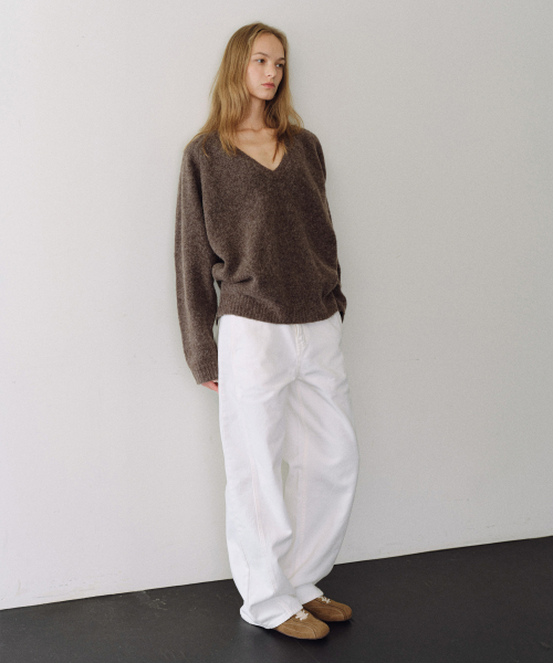 URAGO(ユラーゴ)の「Alpaca wool V-neck knit(ニット/セーター・レディース・ベージュ/ブラウン/ライトグレー/オリーブ・FREE)」の7枚目の写真