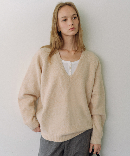 URAGO(ユラーゴ)の「Alpaca wool V-neck knit(ニット/セーター・レディース・ベージュ/ブラウン/ライトグレー/オリーブ・FREE)」の8枚目の写真