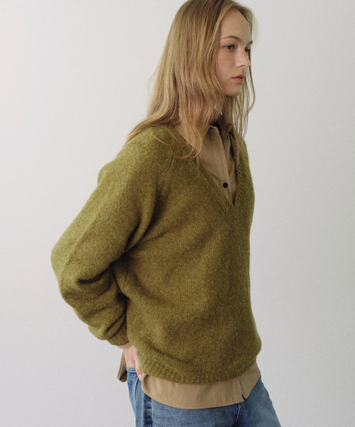 URAGO(ユラーゴ)の「Alpaca wool V-neck knit(ニット/セーター・レディース・ベージュ/ブラウン/ライトグレー/オリーブ・FREE)」の9枚目の写真