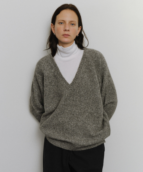 URAGO(ユラーゴ)の「Alpaca wool V-neck knit(ニット/セーター・レディース・ベージュ/ブラウン/ライトグレー/オリーブ・FREE)」の10枚目の写真