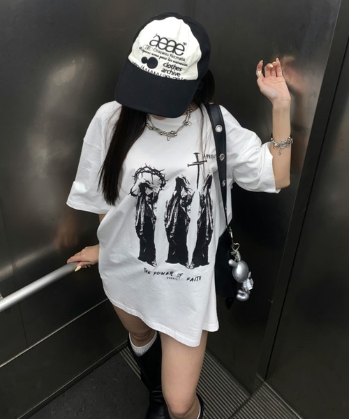 lilful(リルフル)の「【26年春夏新作】ヴィンテージライククロスグラフィックTシャツ(Tシャツ/カットソー・メンズ・ブラック/ホワイト・M/L)」の2枚目の写真