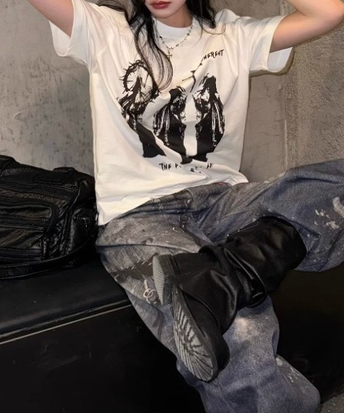 lilful(リルフル)の「【26年春夏新作】ヴィンテージライククロスグラフィックTシャツ(Tシャツ/カットソー・メンズ・ブラック/ホワイト・M/L)」の4枚目の写真