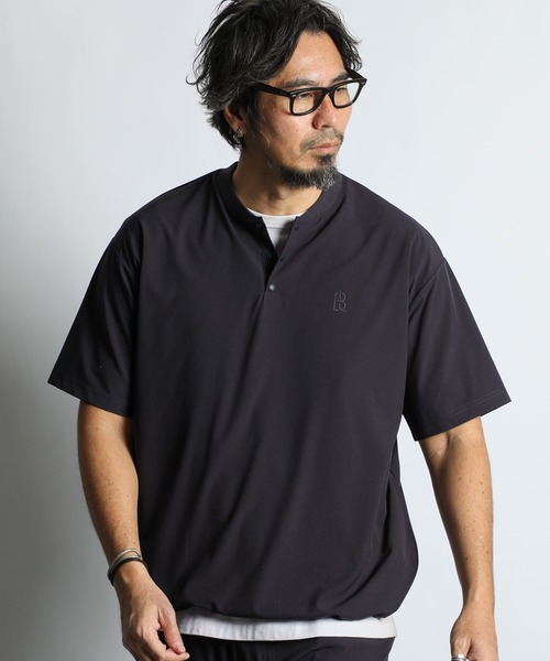 The DUFFER of ST.GEORGE(ザダファーオブセントジョージ)の「〔BLACK LABEL〕4WAY STRETCH S/S TOPS:セットアップ対応 ストレッチ 半袖トップス(Tシャツ/カットソー・メンズ・チャコールグレー/ブラック・MEDIUM/LARGE)」の1枚目の写真