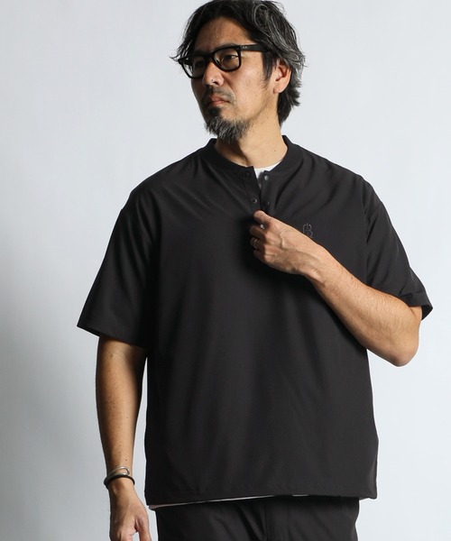 The DUFFER of ST.GEORGE(ザダファーオブセントジョージ)の「〔BLACK LABEL〕4WAY STRETCH S/S TOPS:セットアップ対応 ストレッチ 半袖トップス(Tシャツ/カットソー・メンズ・チャコールグレー/ブラック・MEDIUM/LARGE)」の2枚目の写真