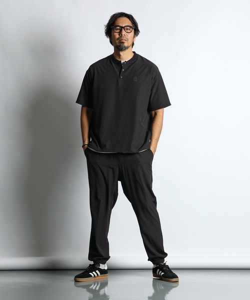 The DUFFER of ST.GEORGE(ザダファーオブセントジョージ)の「〔BLACK LABEL〕4WAY STRETCH S/S TOPS:セットアップ対応 ストレッチ 半袖トップス(Tシャツ/カットソー・メンズ・チャコールグレー/ブラック・MEDIUM/LARGE)」の7枚目の写真