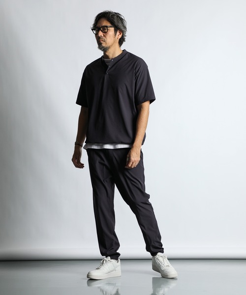 The DUFFER of ST.GEORGE(ザダファーオブセントジョージ)の「〔BLACK LABEL〕4WAY STRETCH S/S TOPS:セットアップ対応 ストレッチ 半袖トップス(Tシャツ/カットソー・メンズ・チャコールグレー/ブラック・MEDIUM/LARGE)」の9枚目の写真