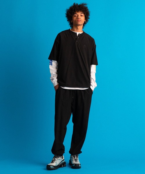 The DUFFER of ST.GEORGE(ザダファーオブセントジョージ)の「〔BLACK LABEL〕4WAY STRETCH S/S TOPS:セットアップ対応 ストレッチ 半袖トップス(Tシャツ/カットソー・メンズ・チャコールグレー/ブラック・MEDIUM/LARGE)」の5枚目の写真