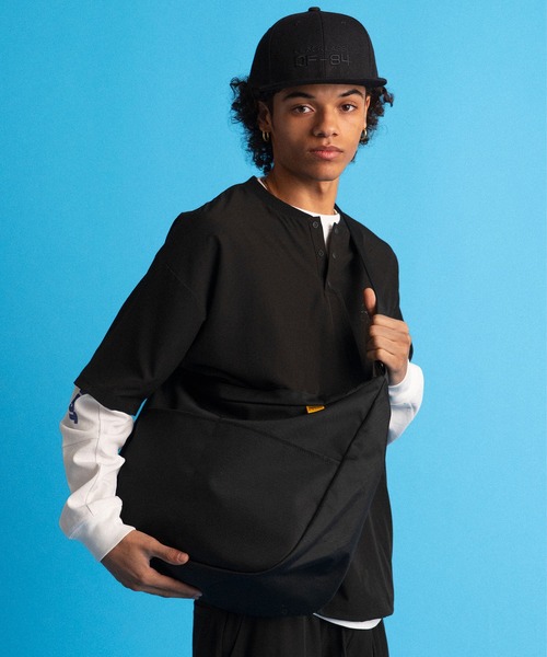 The DUFFER of ST.GEORGE(ザダファーオブセントジョージ)の「〔BLACK LABEL〕4WAY STRETCH S/S TOPS:セットアップ対応 ストレッチ 半袖トップス(Tシャツ/カットソー・メンズ・チャコールグレー/ブラック・MEDIUM/LARGE)」の4枚目の写真